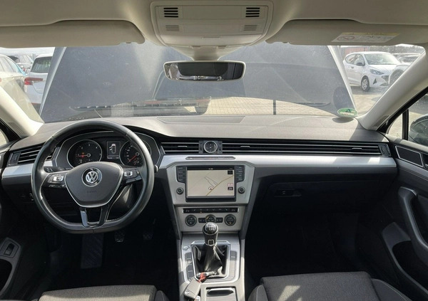 Volkswagen Passat cena 36900 przebieg: 246400, rok produkcji 2015 z Mikołajki małe 56